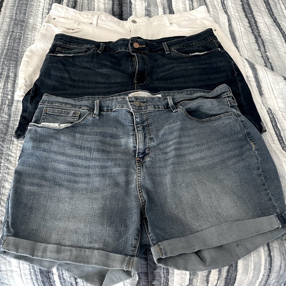 3 pairs of Women’s 5” inseam Levi shorts